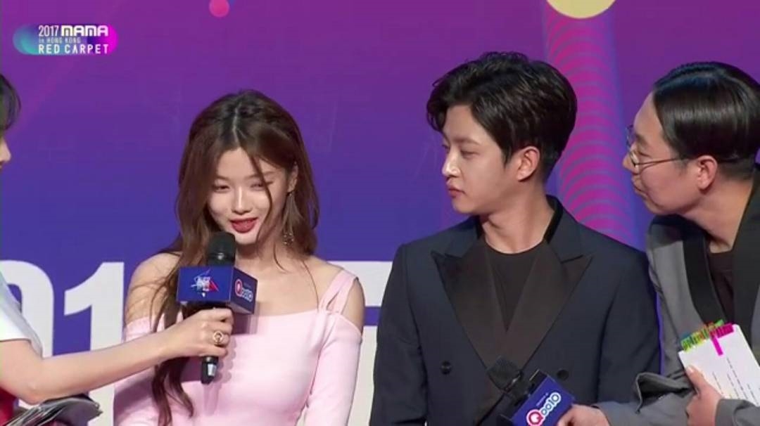Kim Yoo Jung xinh xắn, duyên dáng trên thảm đỏ MAMA 2017