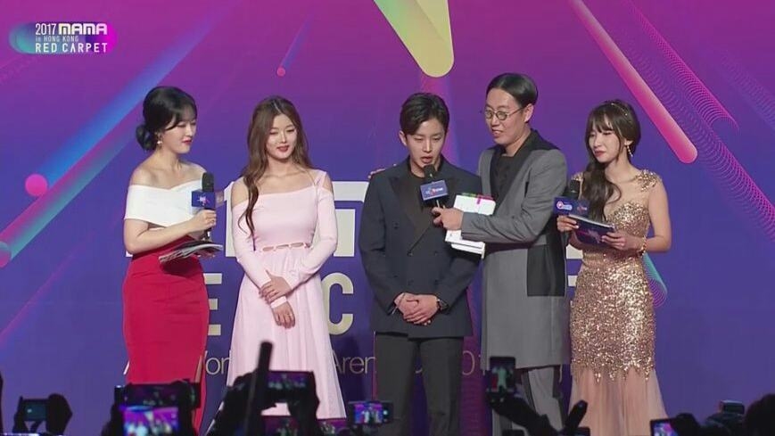 Kim Yoo Jung xinh xắn, duyên dáng trên thảm đỏ MAMA 2017