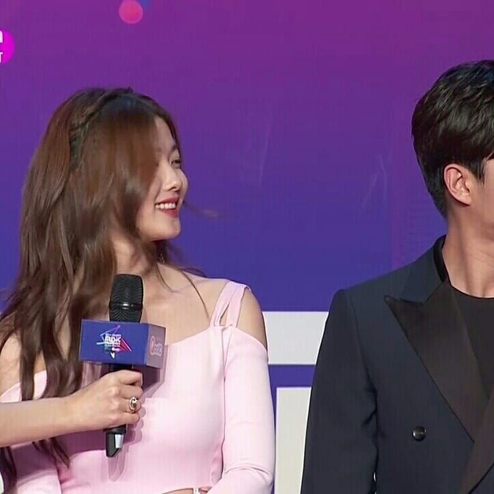 Kim Yoo Jung xinh xắn, duyên dáng trên thảm đỏ MAMA 2017