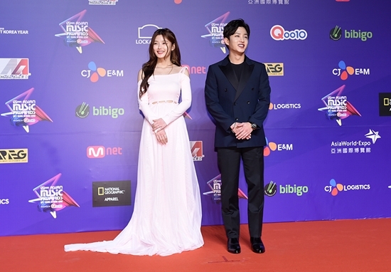 Kim Yoo Jung xinh xắn, duyên dáng trên thảm đỏ MAMA 2017