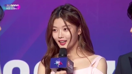 Kim Yoo Jung xinh xắn, duyên dáng trên thảm đỏ MAMA 2017