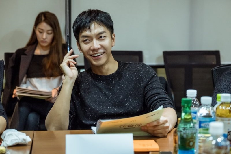 Lee Seung Gi tươi như hoa trong buổi đọc kịch bản đầu tiên