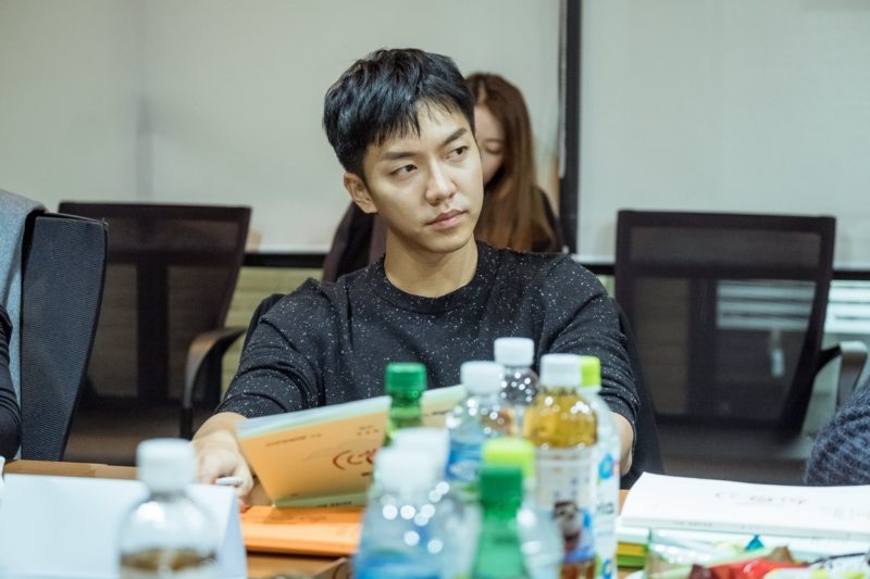 Lee Seung Gi tươi như hoa trong buổi đọc kịch bản đầu tiên
