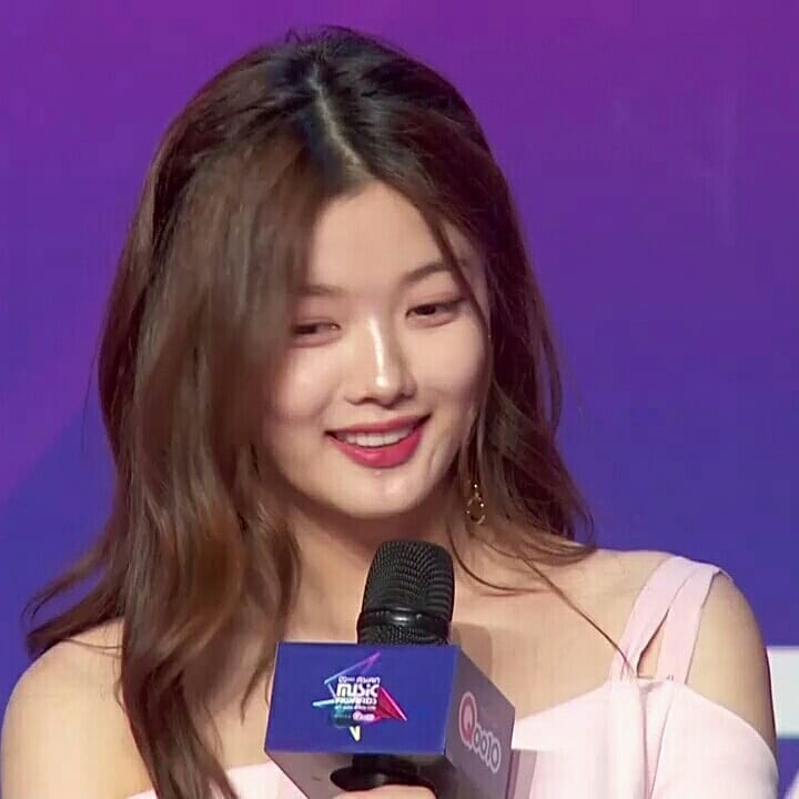 Kim Yoo Jung xinh xắn, duyên dáng trên thảm đỏ MAMA 2017