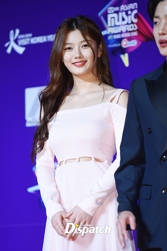 Kim Yoo Jung xinh xắn, duyên dáng trên thảm đỏ MAMA 2017