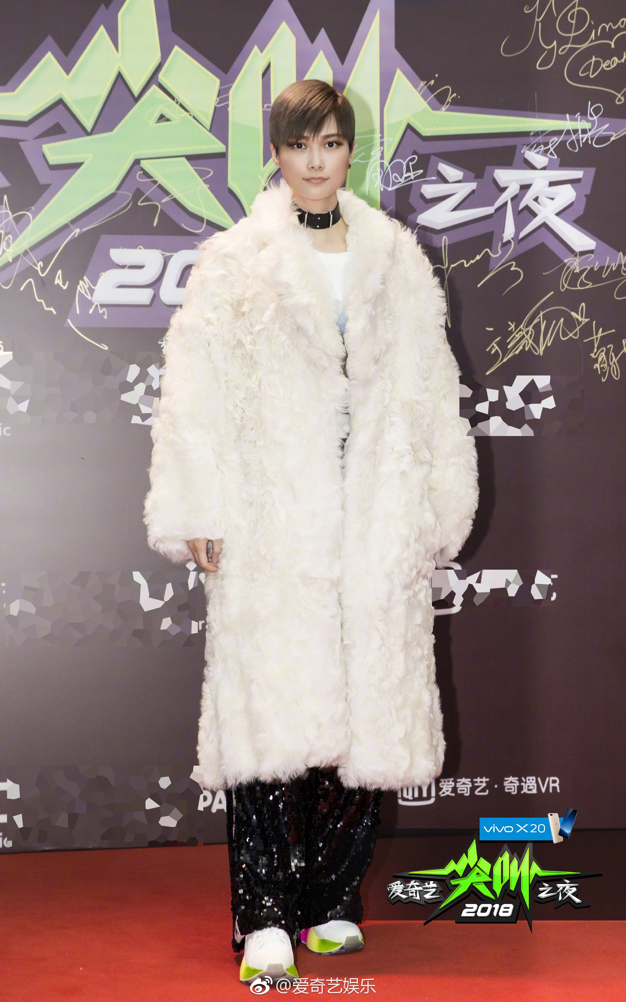 Đêm hội IQIYI: Dương Mịch lộng lẫy, Triệu Lệ Dĩnh đến muộn cả nửa CT