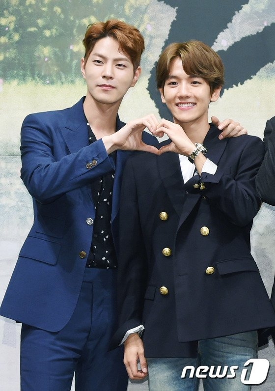 Khi idol chụp ảnh cùng diễn viên
