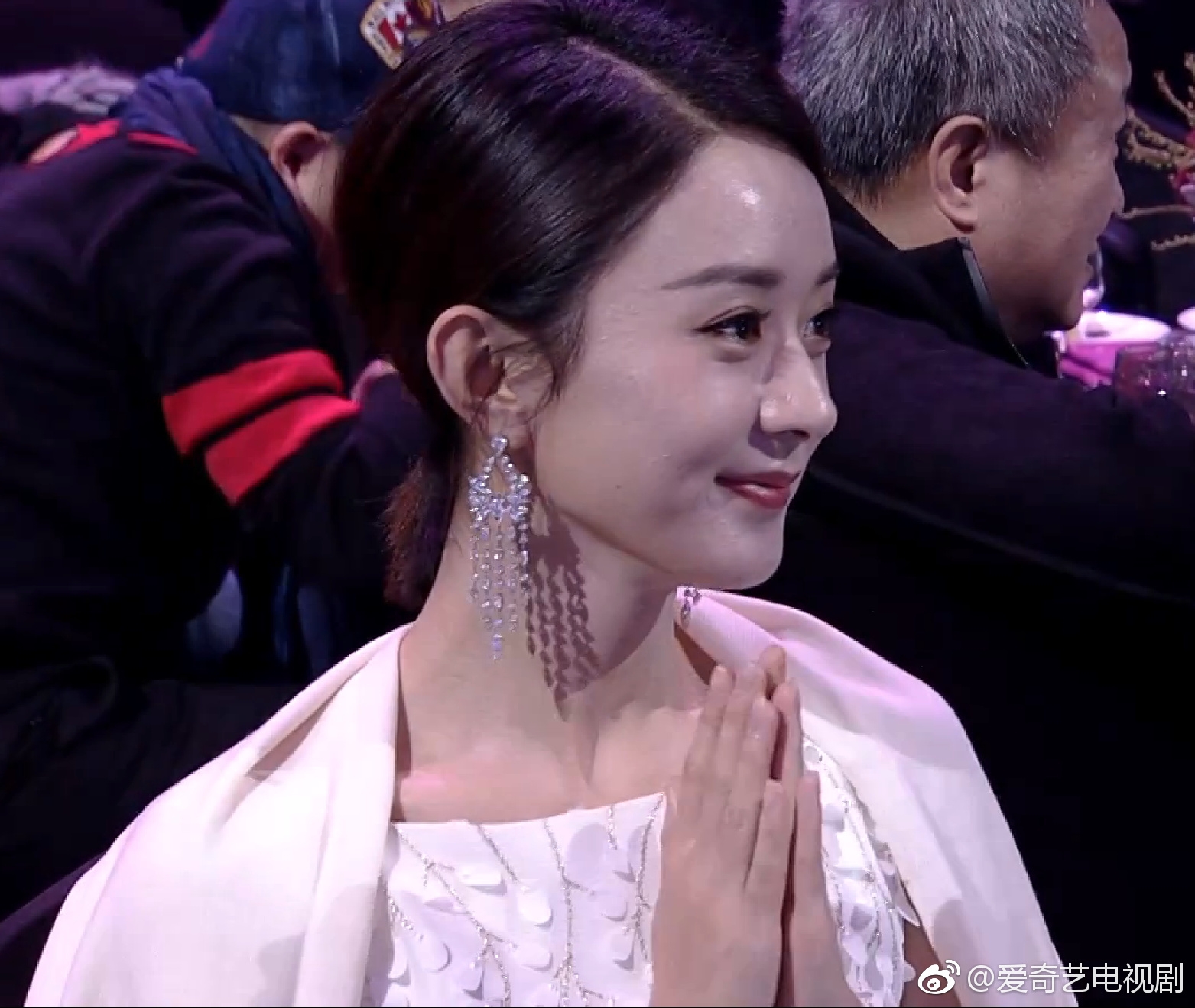 Đêm hội IQIYI: Dương Mịch lộng lẫy, Triệu Lệ Dĩnh đến muộn cả nửa CT