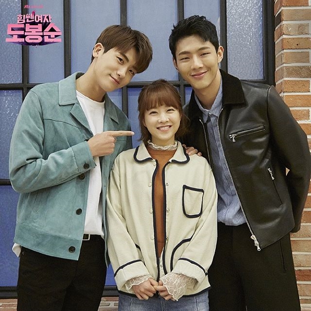 Khi idol chụp ảnh cùng diễn viên