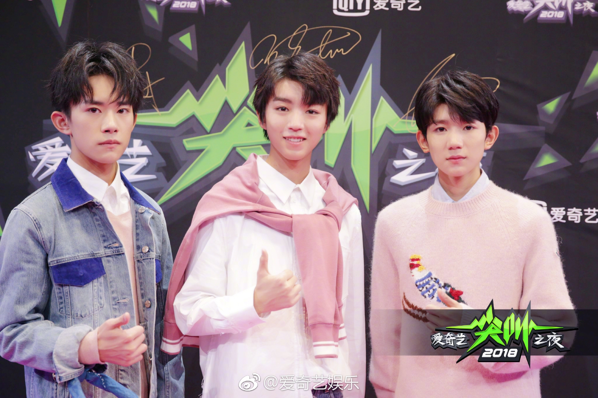 Đêm hội IQIYI: Dương Mịch lộng lẫy, Triệu Lệ Dĩnh đến muộn cả nửa CT