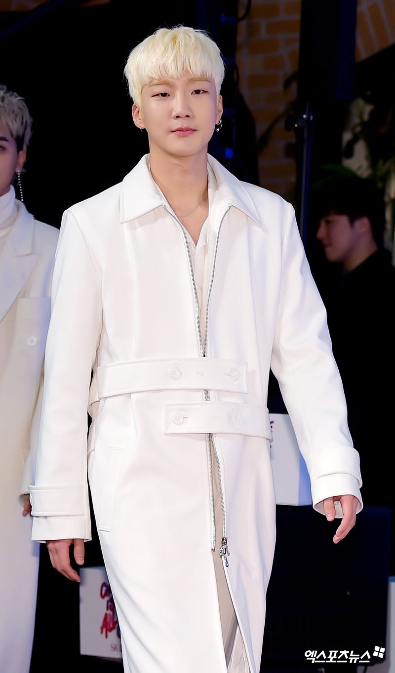 Jinwoo xuất hiện dịu dàng “nữ tính” tại thảm đỏ