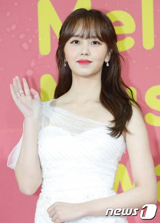Kim So Hyun trên thảm đỏ MMA: xinh như nàng công chúa