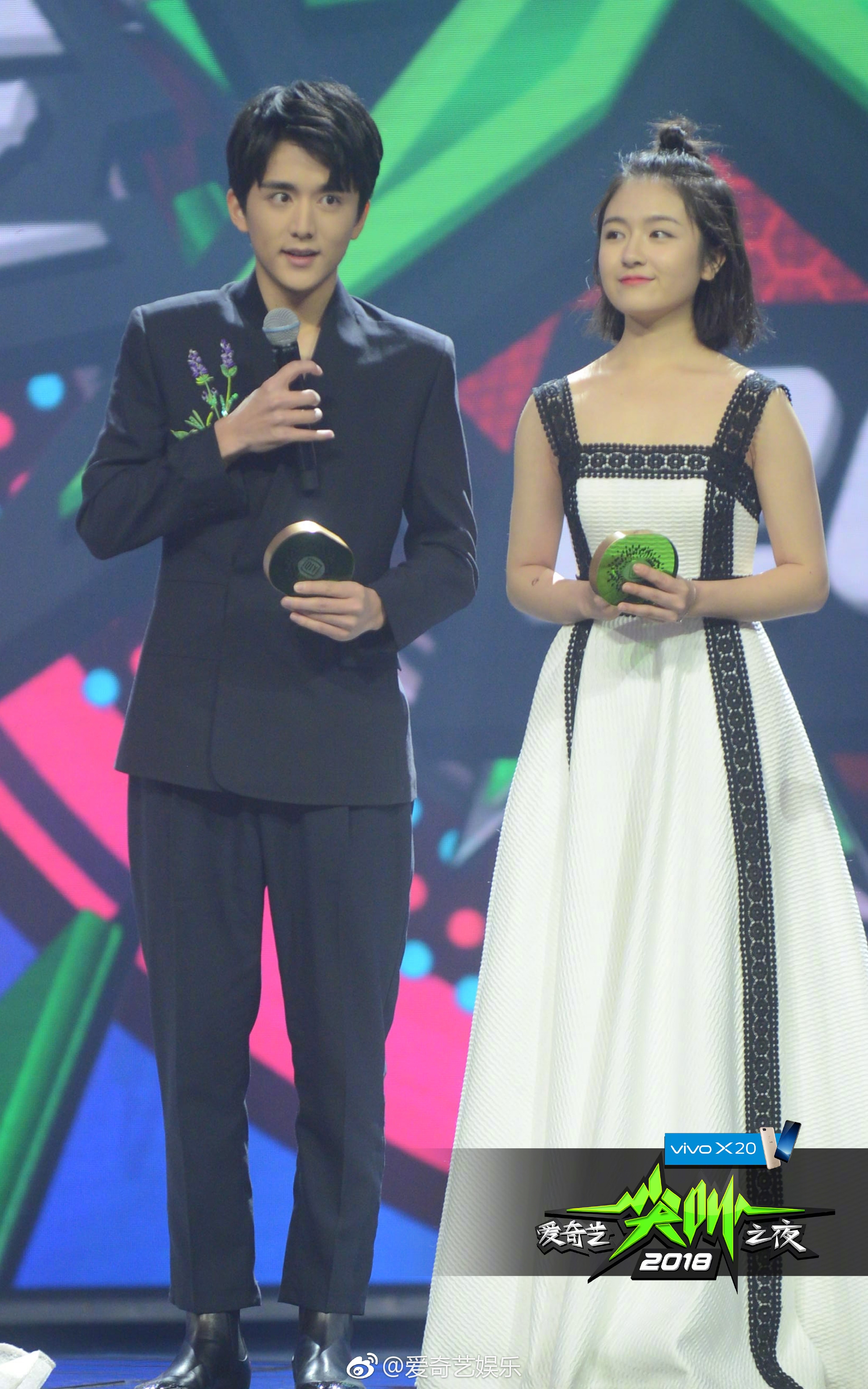 Đêm hội IQIYI: Dương Mịch lộng lẫy, Triệu Lệ Dĩnh đến muộn cả nửa CT