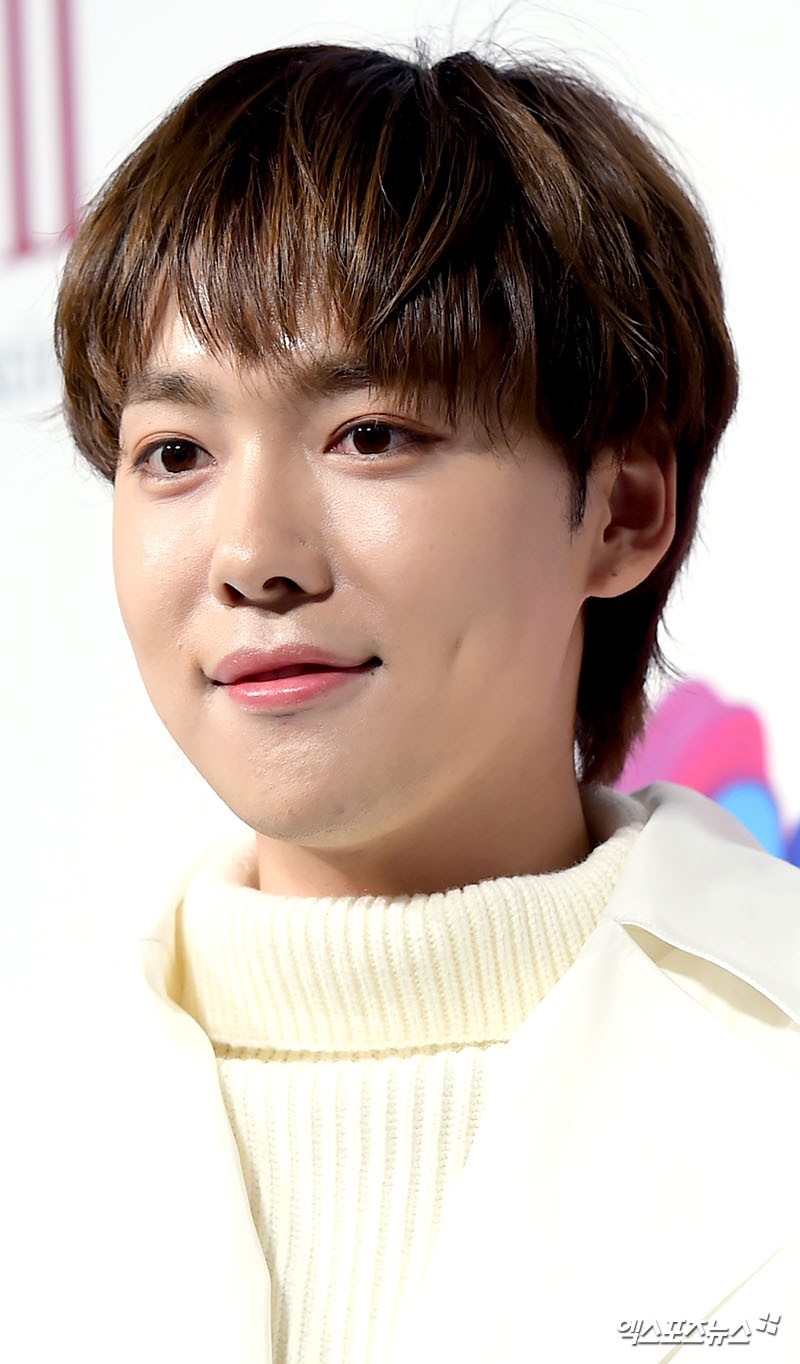 Jinwoo xuất hiện dịu dàng “nữ tính” tại thảm đỏ