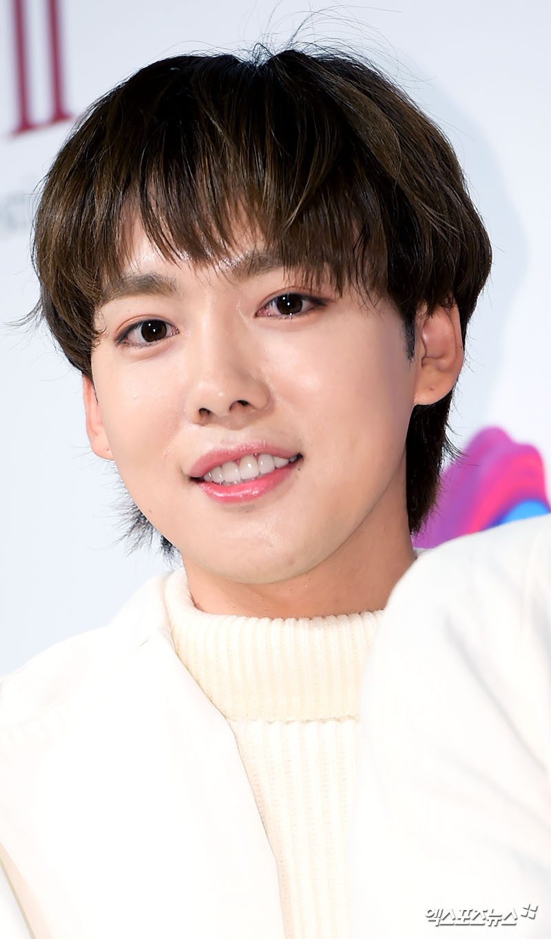 Jinwoo xuất hiện dịu dàng “nữ tính” tại thảm đỏ