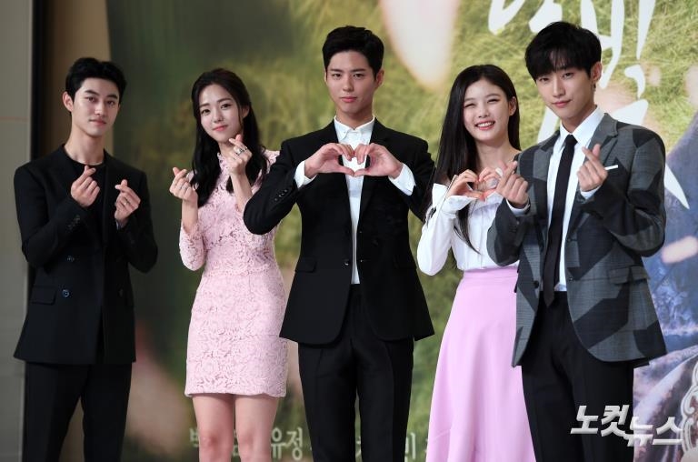 Khi idol chụp ảnh cùng diễn viên