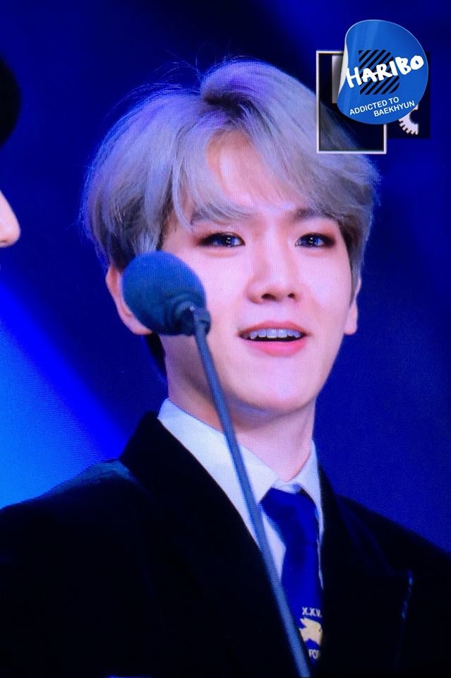 Dù đã kết thúc nhưng Netizen vẫn ném đá việc EXO nhận Nghệ sĩ của năm