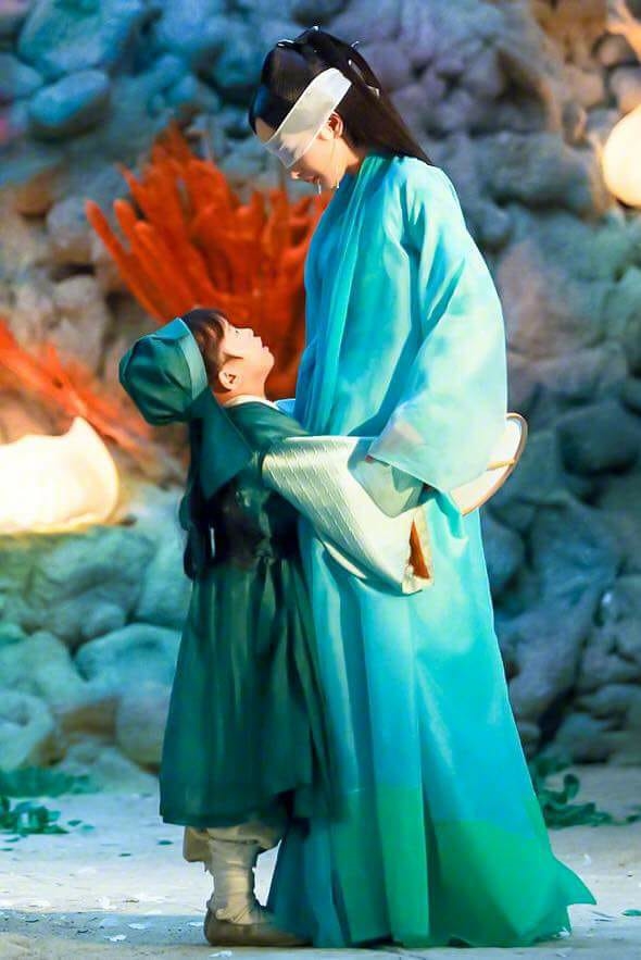 Fan 'rần rần' khi mẹ đẹp con xinh nhà 'Bạch Thiển' tái ngộ
