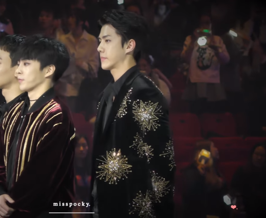 Áo đôi của Chanyeol - Sehun tại MAMA 2017 lại na ná áo của GD hồi 2014