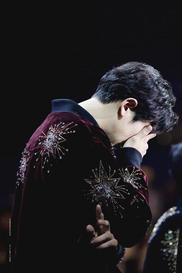 Áo đôi của Chanyeol - Sehun tại MAMA 2017 lại na ná áo của GD hồi 2014