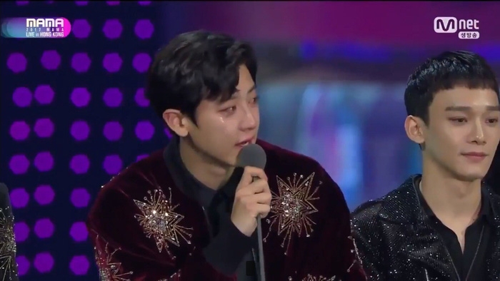 Áo đôi của Chanyeol - Sehun tại MAMA 2017 lại na ná áo của GD hồi 2014