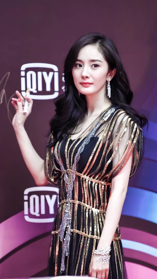 Fan 'rần rần' khi mẹ đẹp con xinh nhà 'Bạch Thiển' tái ngộ