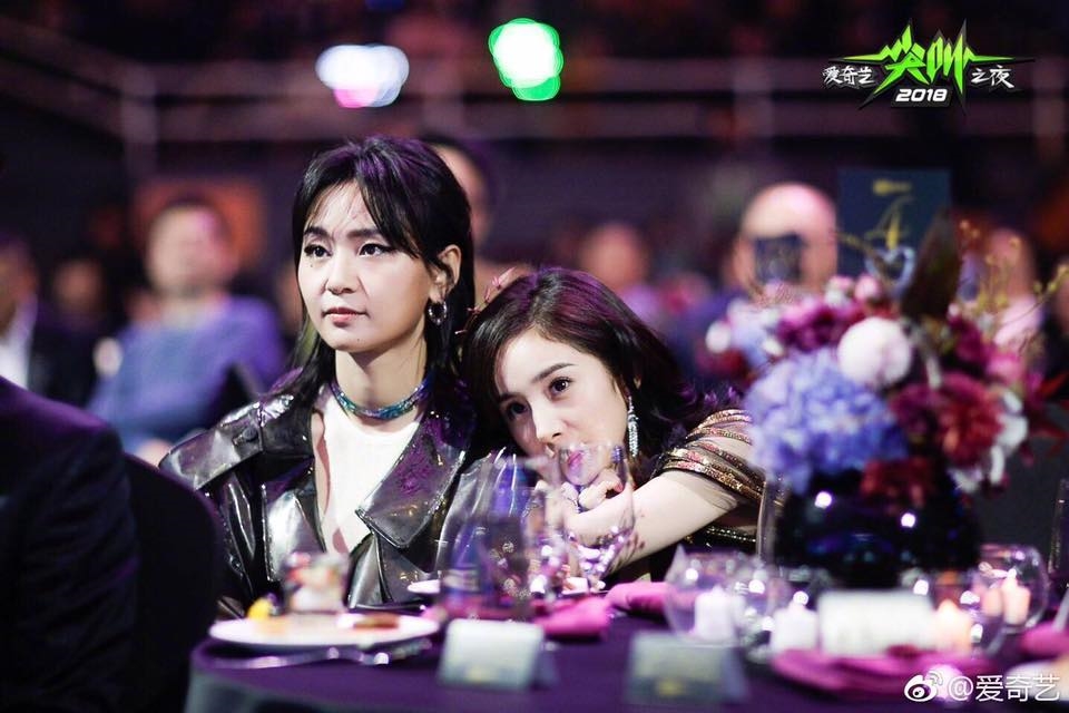 Fan 'rần rần' khi mẹ đẹp con xinh nhà 'Bạch Thiển' tái ngộ