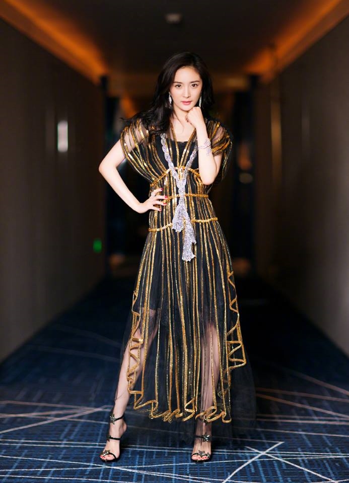 Fan 'rần rần' khi mẹ đẹp con xinh nhà 'Bạch Thiển' tái ngộ