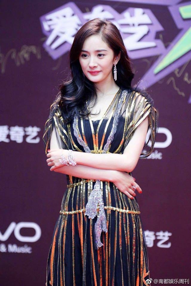 Fan 'rần rần' khi mẹ đẹp con xinh nhà 'Bạch Thiển' tái ngộ