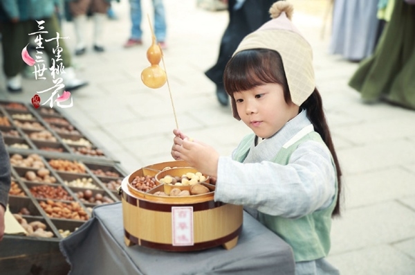 Fan 'rần rần' khi mẹ đẹp con xinh nhà 'Bạch Thiển' tái ngộ