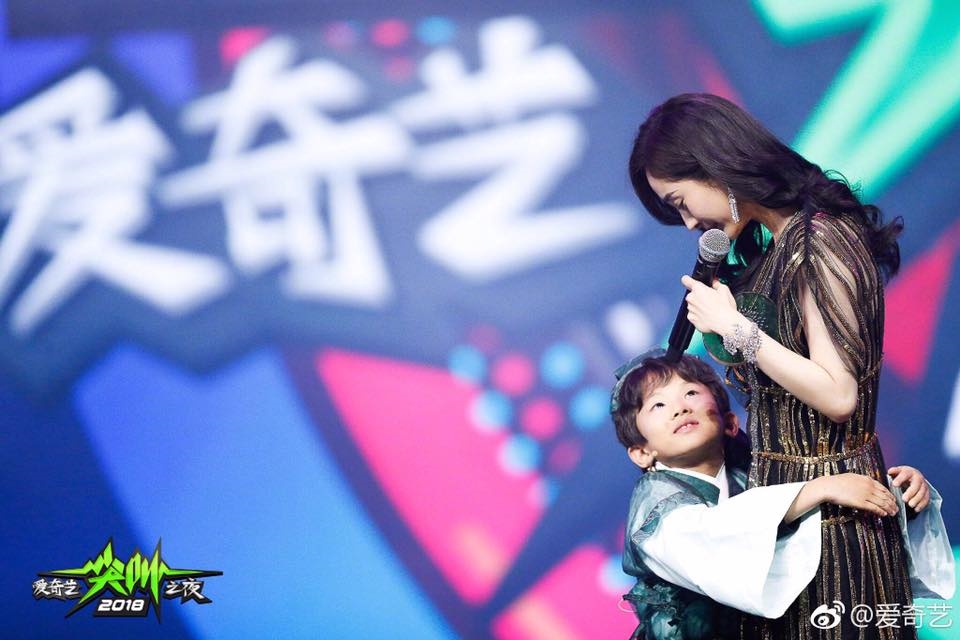 Fan 'rần rần' khi mẹ đẹp con xinh nhà 'Bạch Thiển' tái ngộ
