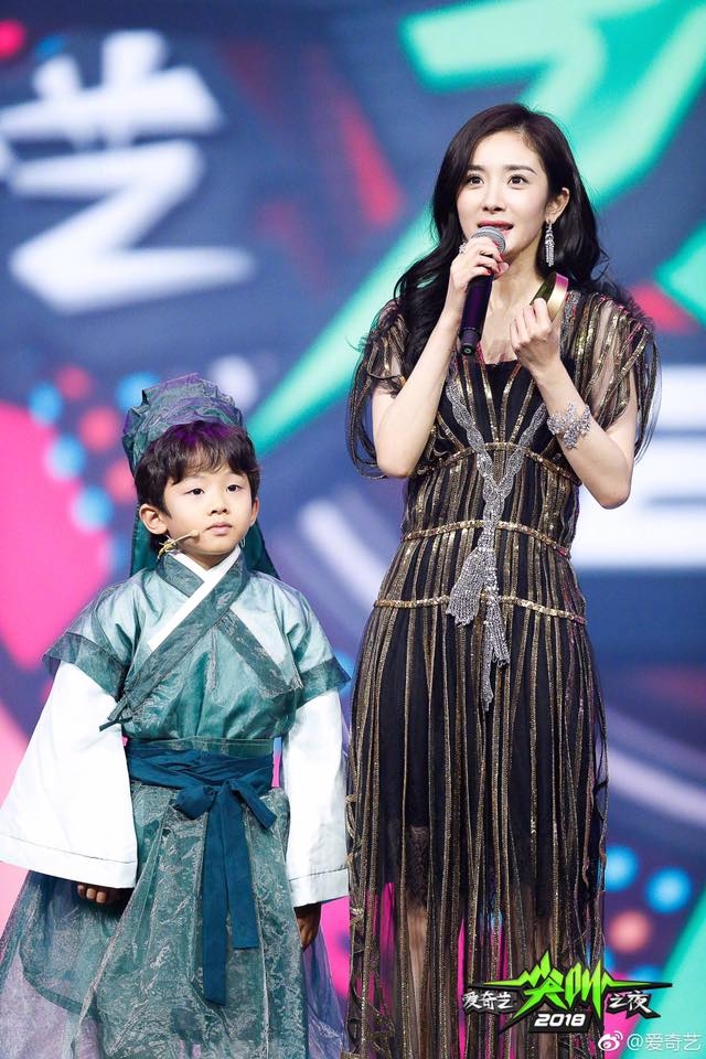 Fan 'rần rần' khi mẹ đẹp con xinh nhà 'Bạch Thiển' tái ngộ