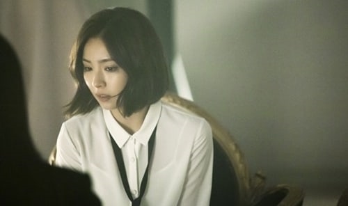 Nình ảnh hậu trường mới của 'nữ hoàng mặt đơ' Shin Se Kyung gây chú ý