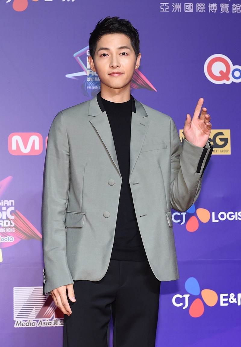 Song Joong Ki mua sách chăm trẻ sơ sinh, song hye kyo