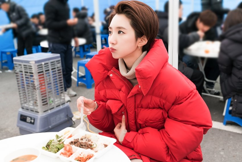 Loạt ảnh mới của Go Jun Hee trên phim trường phim truyền hình