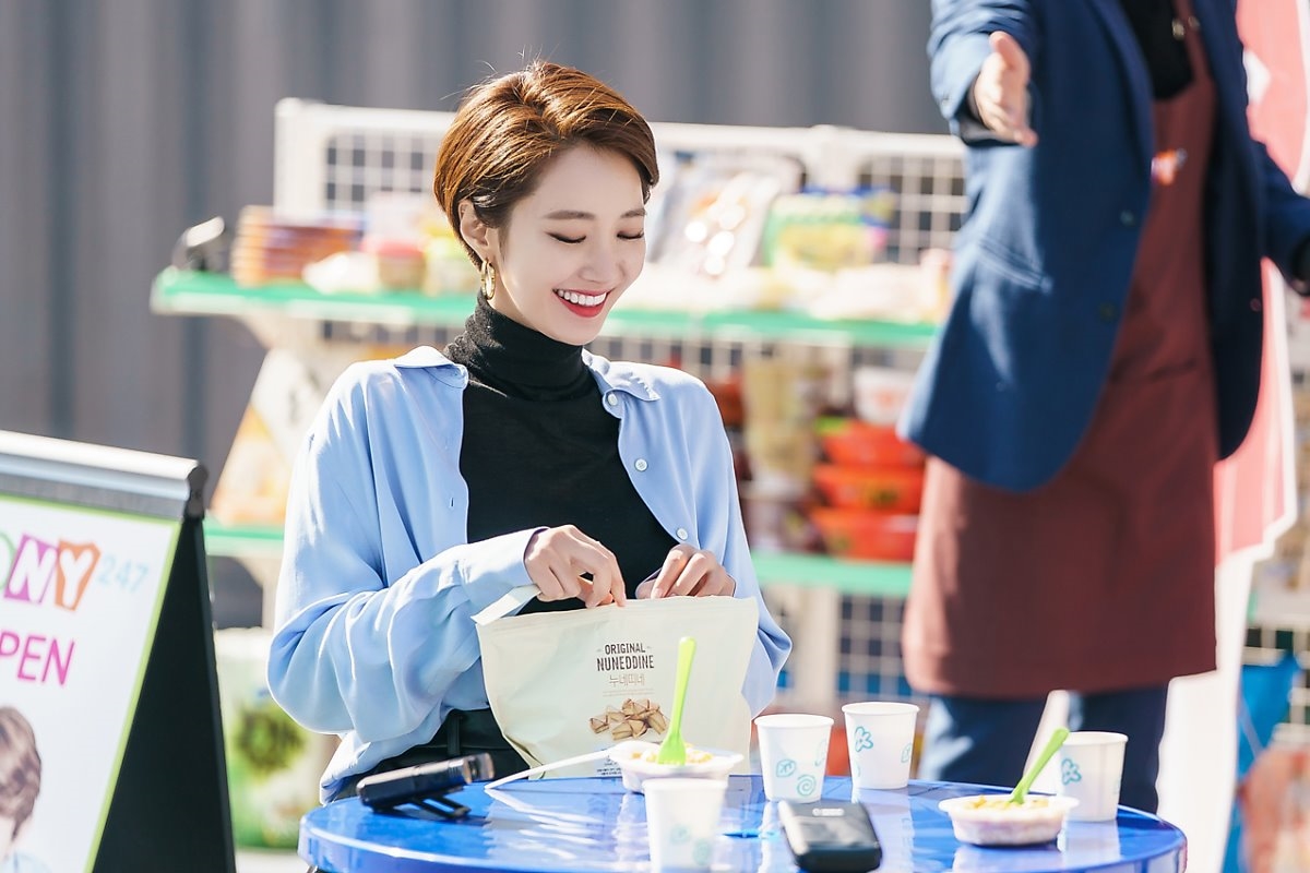 Loạt ảnh mới của Go Jun Hee trên phim trường phim truyền hình