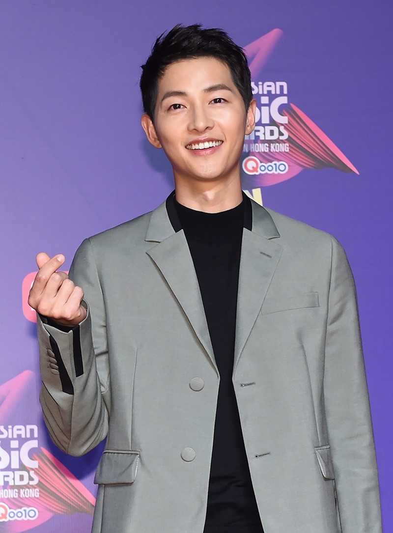 Song Joong Ki mua sách chăm trẻ sơ sinh, song hye kyo