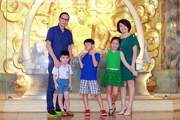Thân thế tài giỏi của các bà vợ dàn diễn viên nổi tiếng