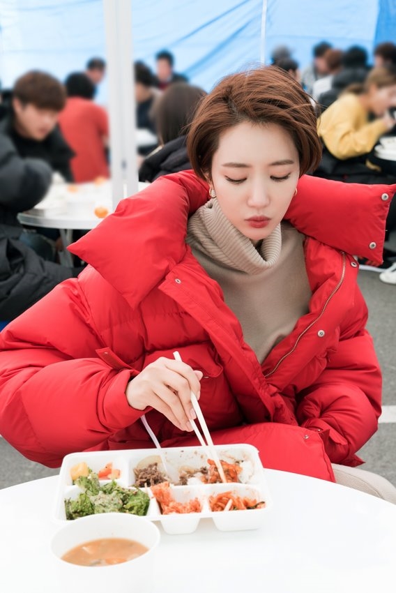 Loạt ảnh mới của Go Jun Hee trên phim trường phim truyền hình