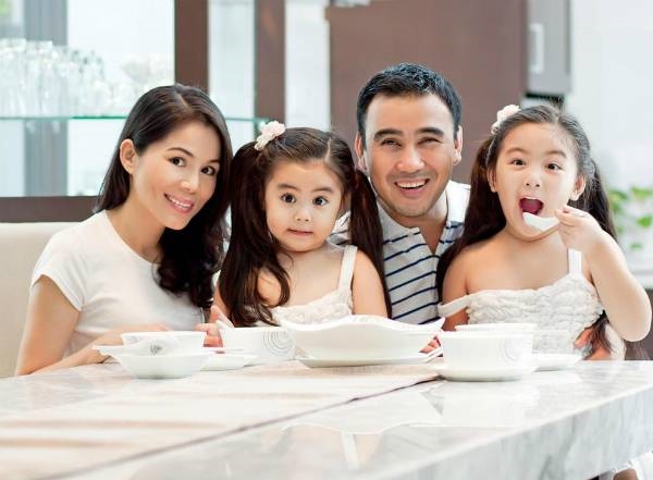 Thân thế tài giỏi của các bà vợ dàn diễn viên nổi tiếng
