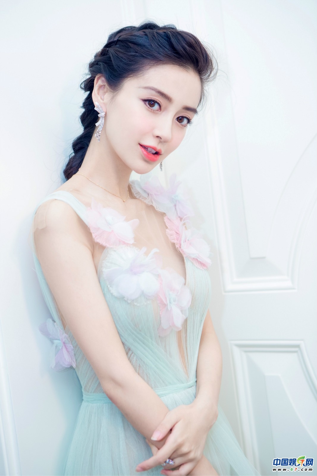 Địch Lệ Nhiệt Ba, AngelaBaby từng vất vả kiếm sống trước khi nổi tiếng