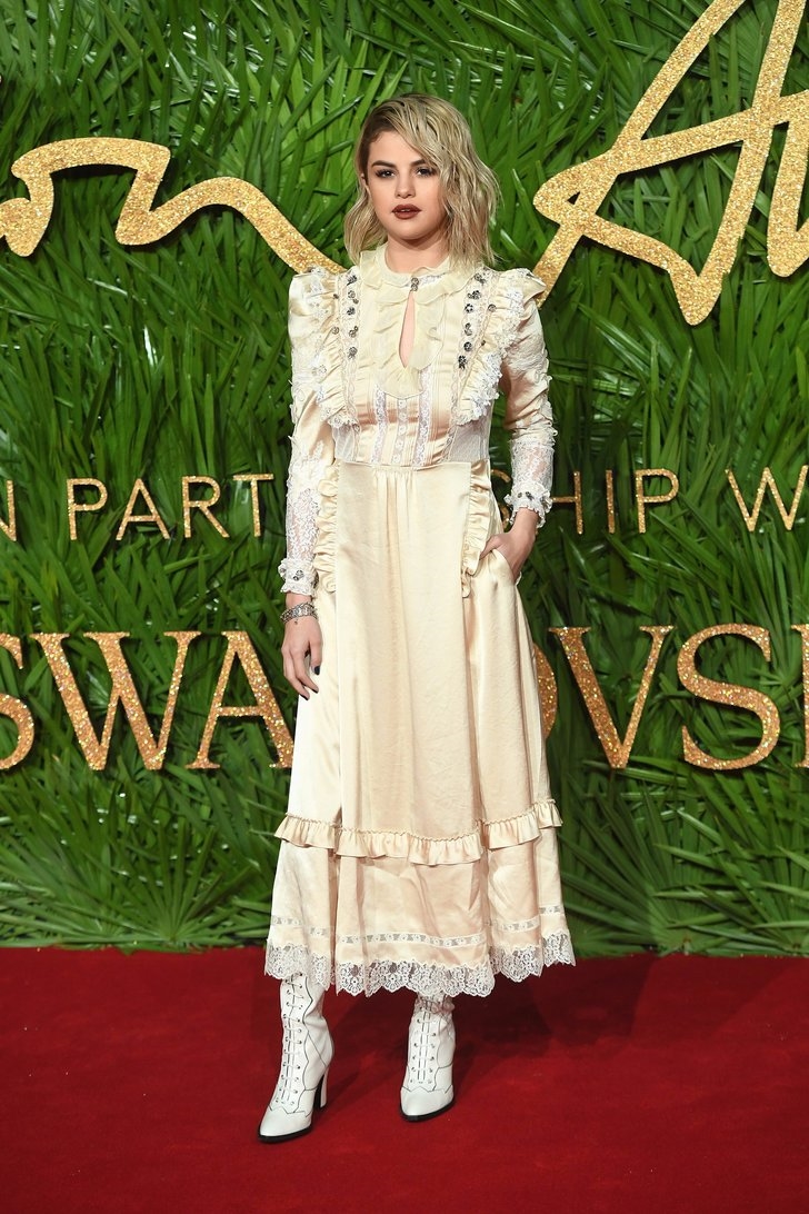 Selena ăn mặc diêm dúa, sến súa ở British Fashion Awards 2017