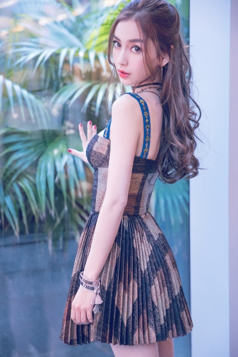Địch Lệ Nhiệt Ba, AngelaBaby từng vất vả kiếm sống trước khi nổi tiếng
