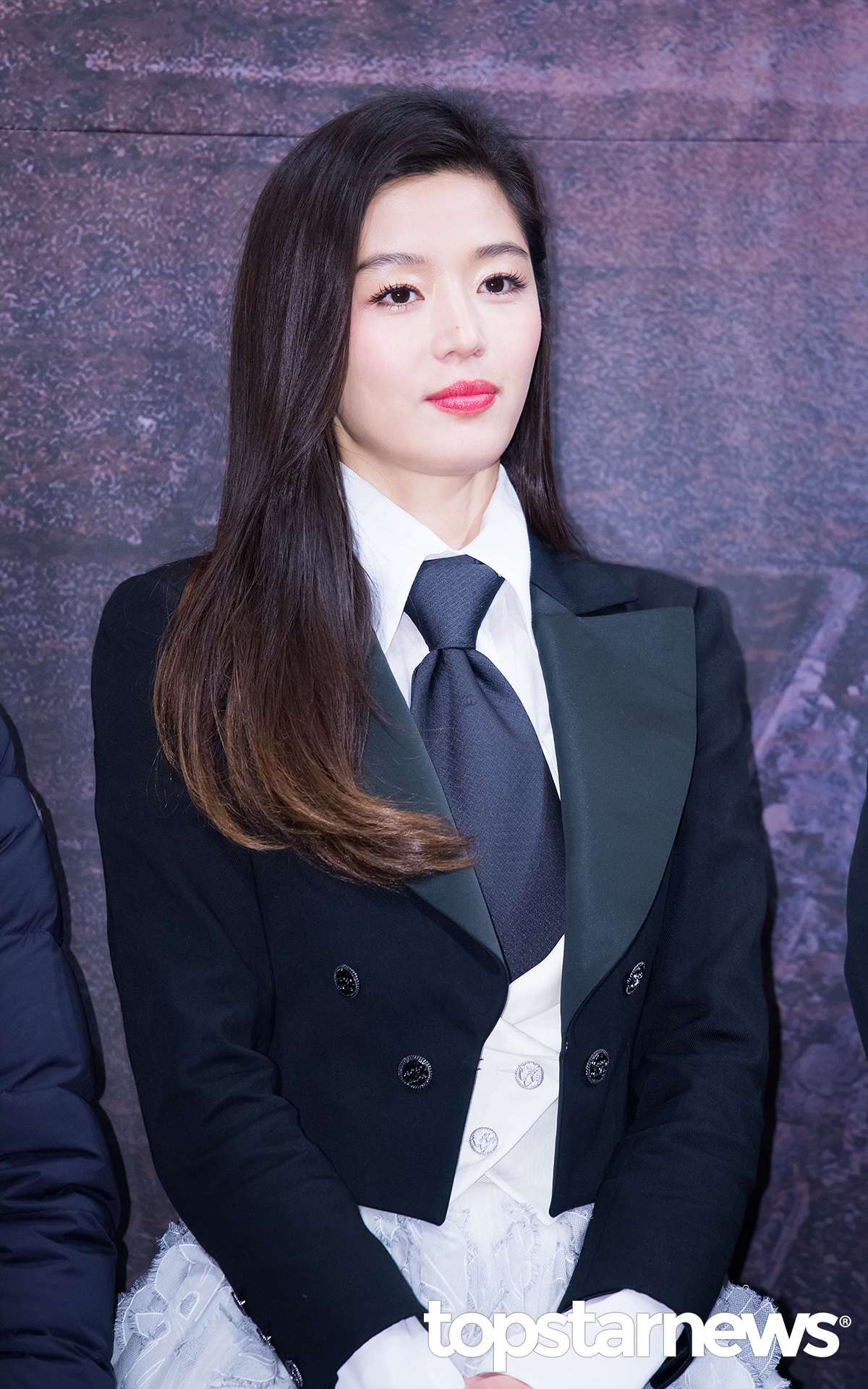 Jun Ji Hyun được chồng soái ca hộ tống đi mua sắm chờ ngày sinh