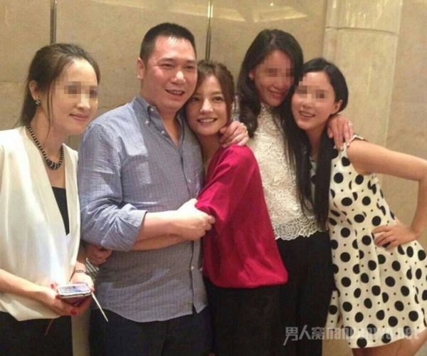 Triệu Vy được ông xã Huỳnh Hiểu Long bảo vệ giữa bão scandal