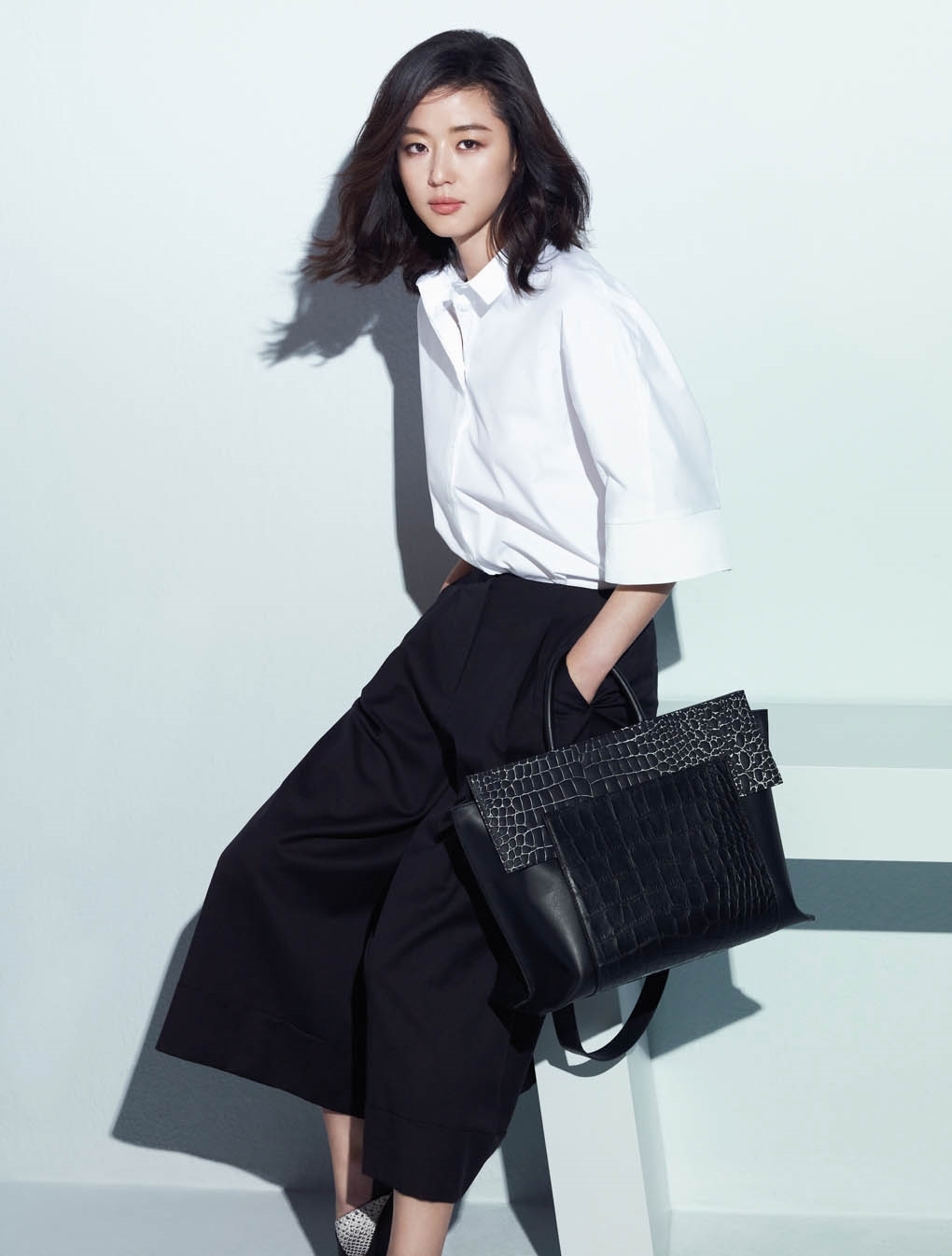 Jun Ji Hyun được chồng soái ca hộ tống đi mua sắm chờ ngày sinh