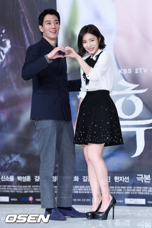 Shin Se Kyung xinh đẹp, dịu dàng trong họp báo 'Black Knight'
