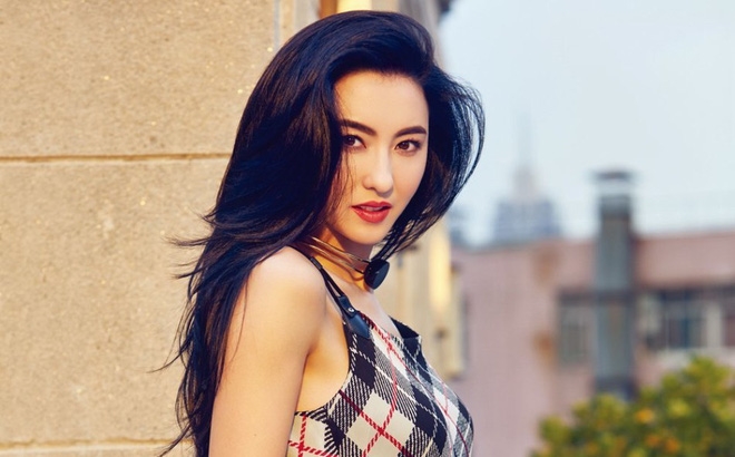 Địch Lệ Nhiệt Ba, AngelaBaby từng vất vả kiếm sống trước khi nổi tiếng