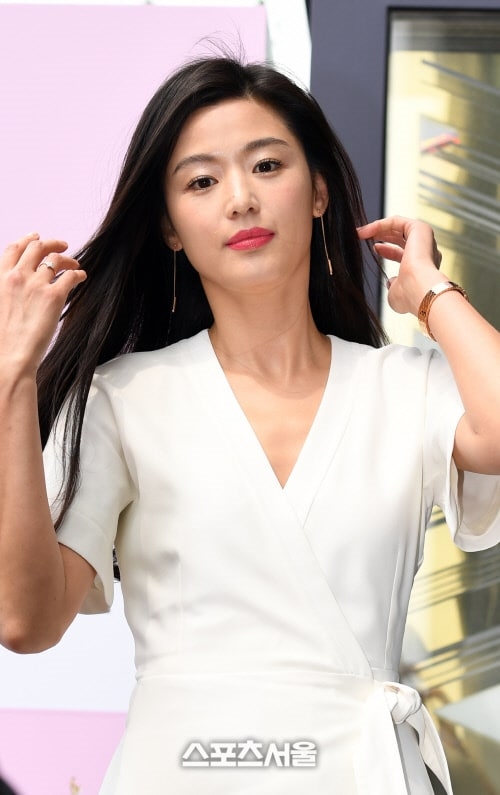 Jun Ji Hyun được chồng soái ca hộ tống đi mua sắm chờ ngày sinh