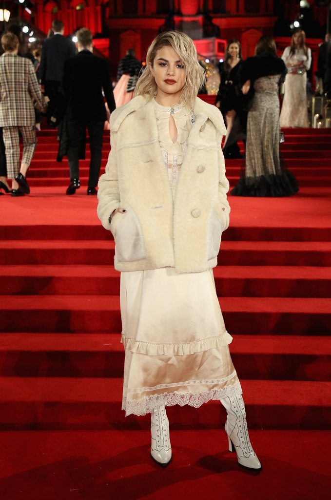 Selena ăn mặc diêm dúa, sến súa ở British Fashion Awards 2017